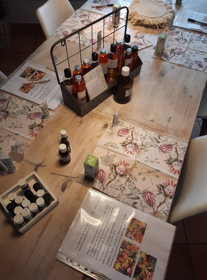 Une table préparée pour un atelier de 4 personnes.