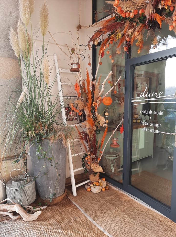 Entrée de l'institut avec une décoration orangée.