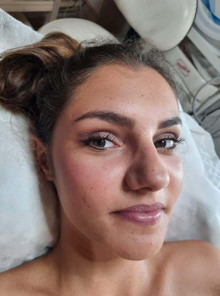 Une jeune femme après un soin du visage.