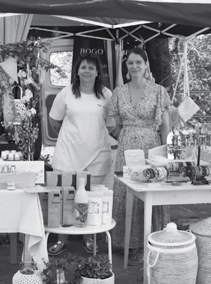 Photo de marie Mattei dans un stand vendant des produit.