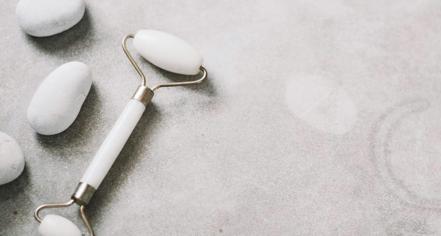 un fond uni gris et 3 pierres