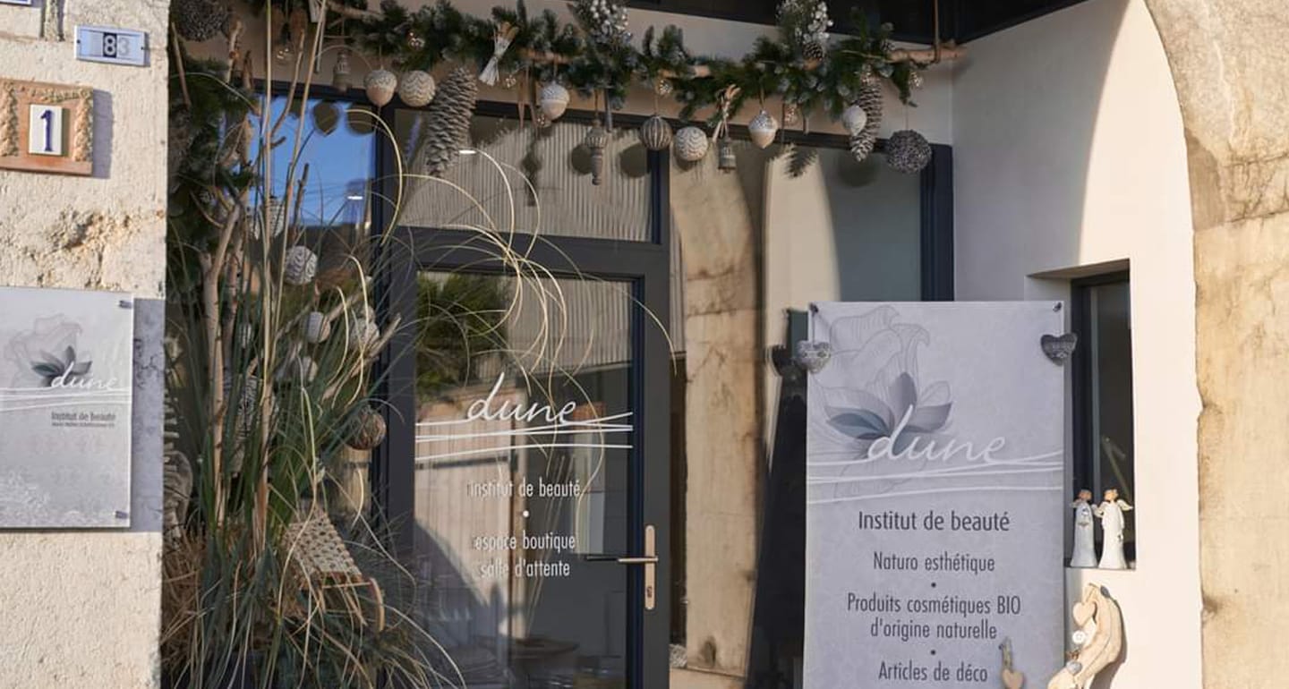 Entrée de l'institut avec de la verdure sur le côté
