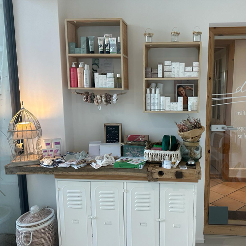 Étagère remplie de produits cosmétiques et de colliers.