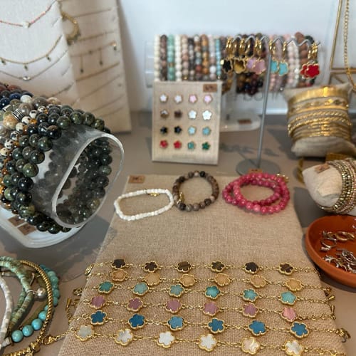 Bracelets et bijoux fabriqués à l'institut.