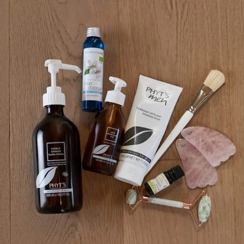 Cosmétiques de beauté : crèmes et pinceaux.