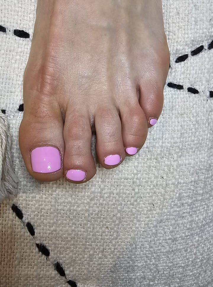 Un pied avec une manucure