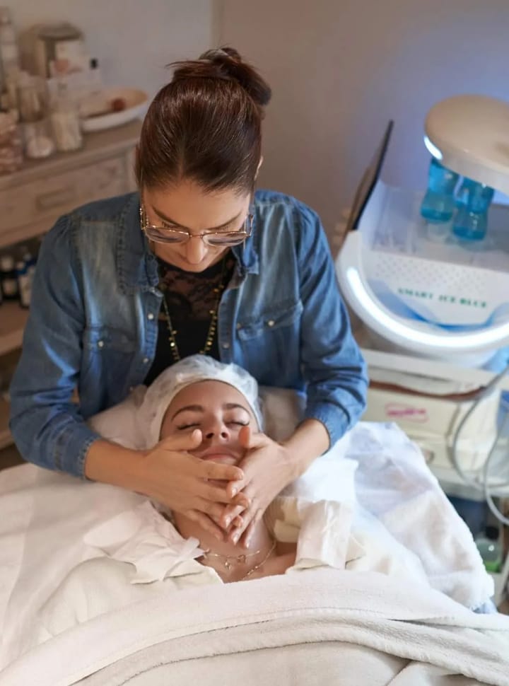Photo de Marie massant le visage d'une jeune fille.